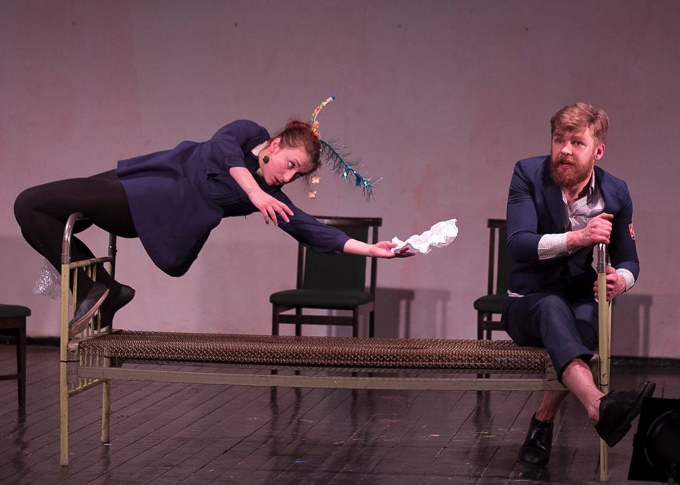 Jana Ļisova un Āris Matesovičs izrādē "Melnā sperma" (2015) // Foto – Elmārs Sedols